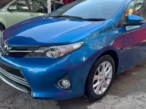 Toyota Auris 2014 azul en el predio