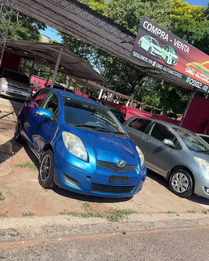 El predio de OMD Automotores con su cartel de compra y venta y autos bajo el tinglado