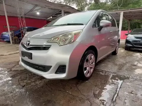Toyota Ractis 2011 gris en el predio