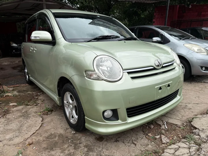 Toyota Sienta 2009 verde claro en el predio