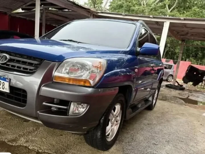 Kia Sportage 2007 azul en el predio