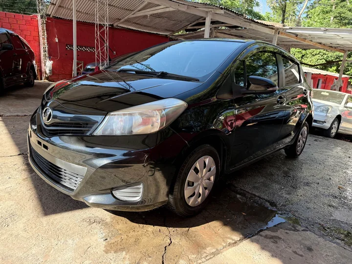 Toyota Vitz 2012 negro en el predio