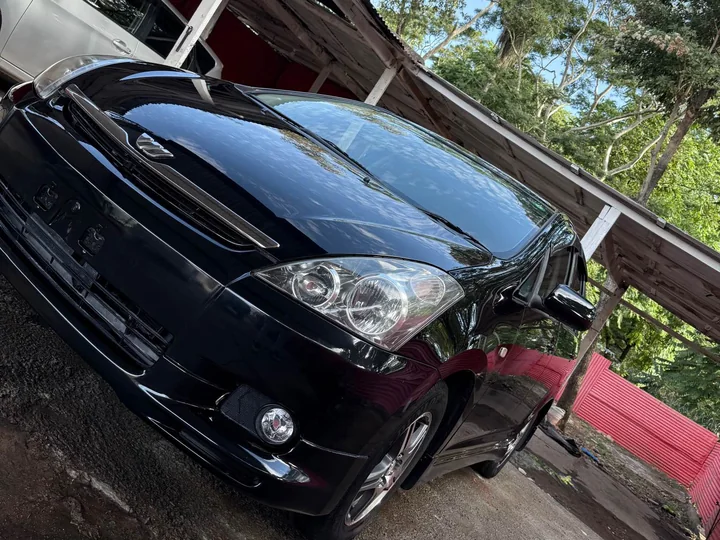 Toyota Wish 2007 negro bajo el tinglado